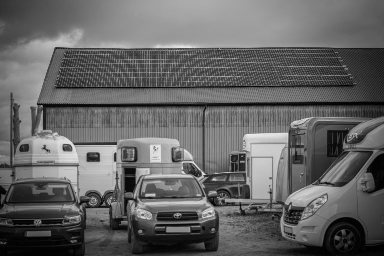 Solcellsinstallatören hästgård B&W~2